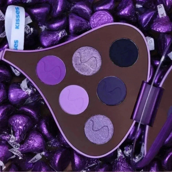 Hershey Kisses Milk Dark Chocolate Eyeshadow Palette New - Picture 1 of 3
